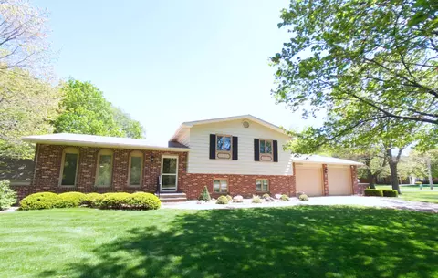 8 Hawthorne Dr, Oswego, IL 60543