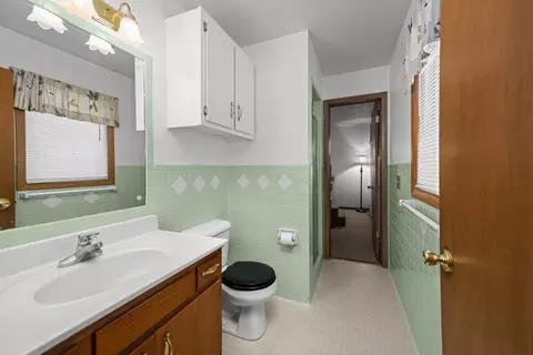 Bath - 1003 14th Ave B, Orion, IL 61273 photo 1 of 3
