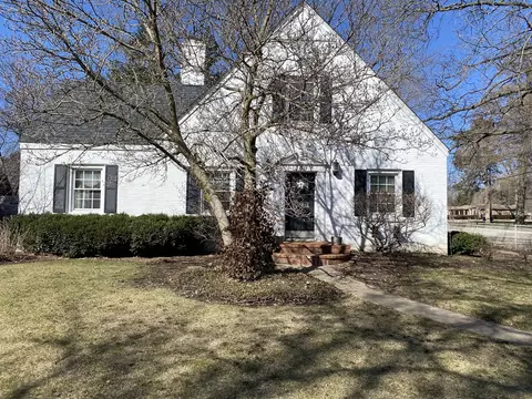 240 S Mchenry Ave, Crystal Lake, IL 60014