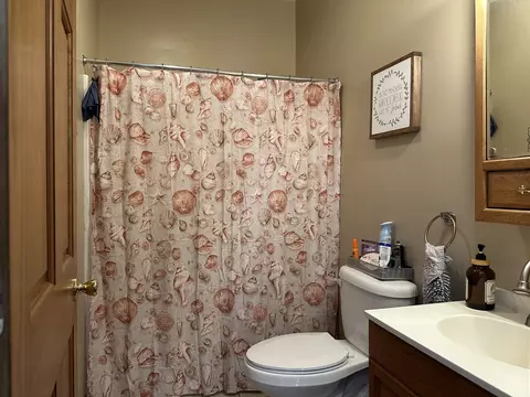 Bath - 18760 Hillside Rd, Morrison, IL 61270 photo 1 of 2
