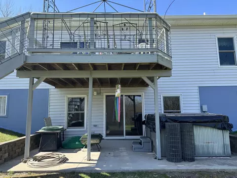 Exterior - 18760 Hillside Rd, Morrison, IL 61270 photo 4 of 12