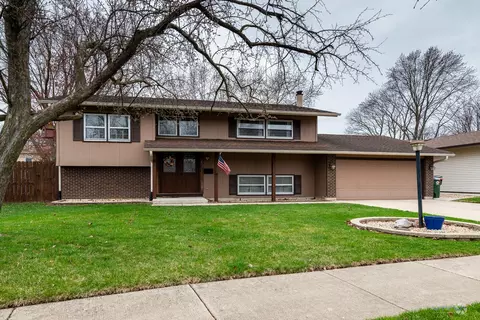67 Kenilworth Ave, Elk Grove Village, IL 60007