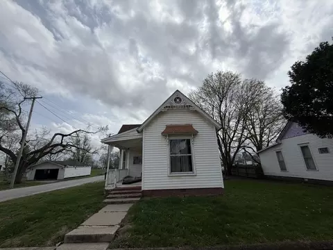 Exterior - 112 E Main St, Oakland, IL 61943 photo 2 of 9