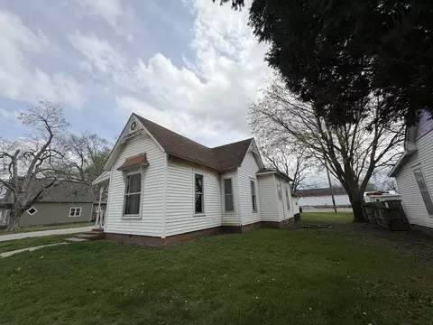 Exterior - 112 E Main St, Oakland, IL 61943 photo 5 of 9