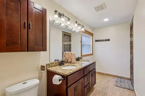 Bath - 902 Arbor Ct, Wheaton, IL 60189 photo 1 of 5