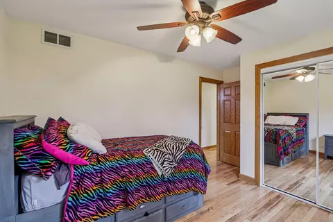 Bedroom - 902 Arbor Ct, Wheaton, IL 60189 photo 3 of 7