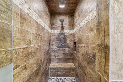 Bath - 902 Arbor Ct, Wheaton, IL 60189 photo 2 of 5
