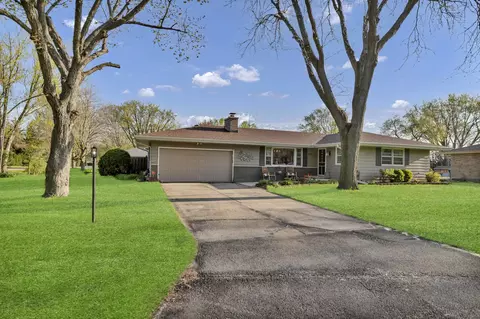 405 Thomas Dr, Sycamore, IL 60178