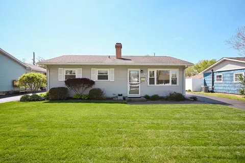 907 Lilac Ln, Joliet, IL 60435