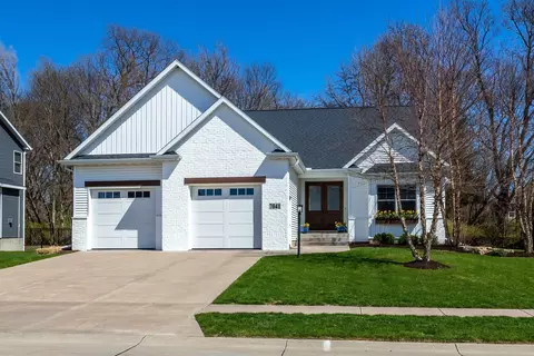 7041 Alvie Ln, Bettendorf, IA 52722