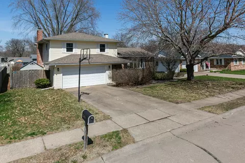 2614 E 28th Ct, Davenport, IA 52803