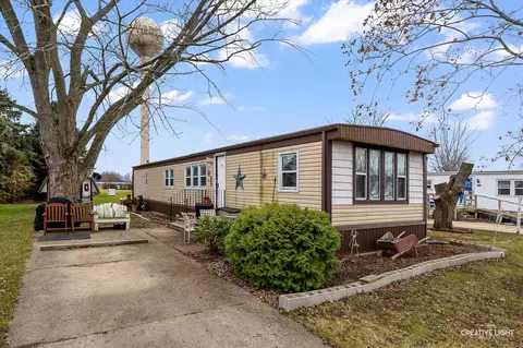 5 Hickory Ln, Sandwich, IL 60548