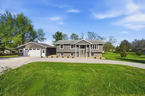 9646 Ridgewood Ct, Bloomington, IL 61705