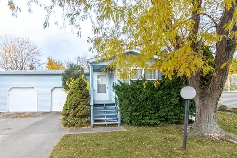 124 Cardinal Ln #B, Sandwich, IL 60548