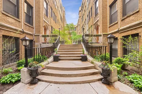 640 W Waveland Ave #2F, Chicago, IL 60613