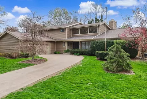 3207 Douglas Woods Dr, Urbana, IL 61802