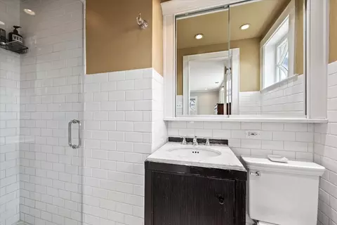 Bath - 915 Keystone Ave, River Forest, IL 60305 photo 3 of 5