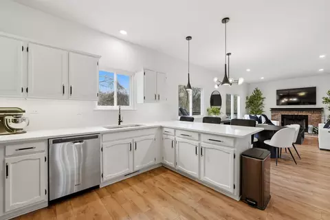 Kitchen - 830 Longwood Dr, Algonquin, IL 60102 photo 2 of 3