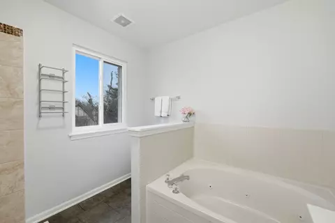 Bath - 830 Longwood Dr, Algonquin, IL 60102 photo 4 of 5