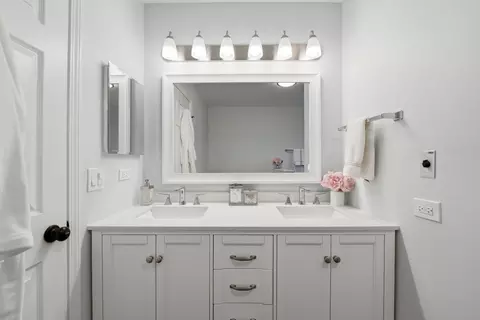 Bath - 830 Longwood Dr, Algonquin, IL 60102 photo 2 of 5