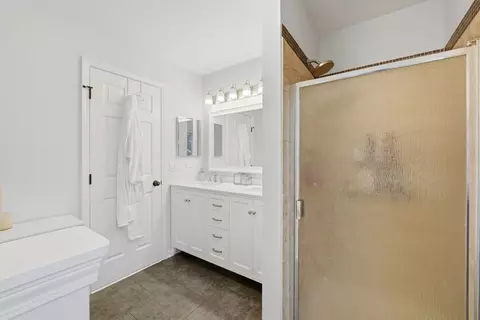 Bath - 830 Longwood Dr, Algonquin, IL 60102 photo 3 of 5
