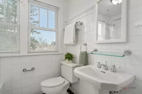 Bath - 405 Voltz Rd, Northbrook, IL 60062 photo 4 of 5