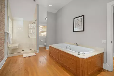 Bath - 405 Voltz Rd, Northbrook, IL 60062 photo 3 of 5