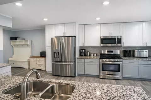 Kitchen - 437 Maple Dr, Wheeling, IL 60090 photo 2 of 3