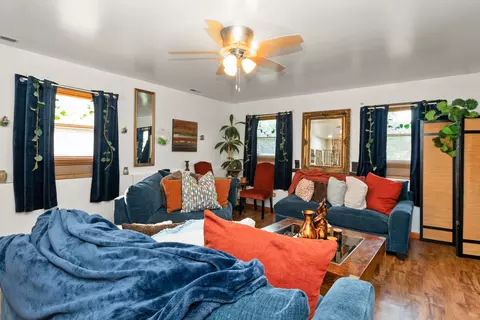 Living - 928 E 153rd St, Phoenix, IL 60426 photo 4 of 7