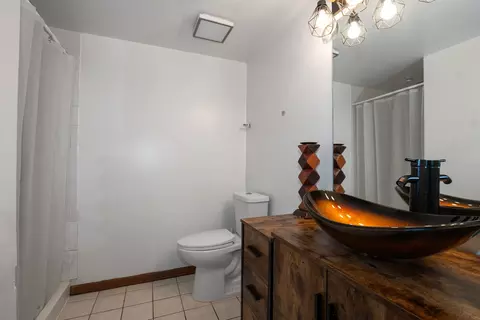 Bath - 928 E 153rd St, Phoenix, IL 60426 photo 1 of 2