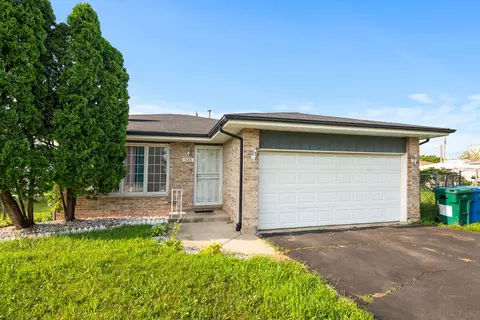 Exterior - 928 E 153rd St, Phoenix, IL 60426 photo 3 of 4
