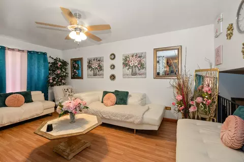 Living - 928 E 153rd St, Phoenix, IL 60426 photo 2 of 7