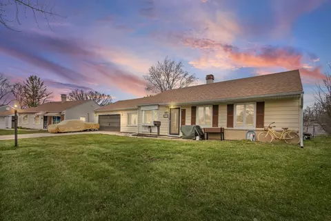 1013 Manor Dr, Streamwood, IL 60107