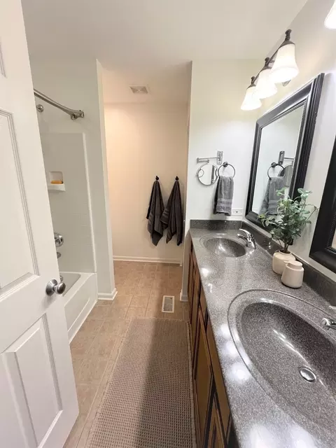 Bath - 852 Beech Dr, Elgin, IL 60120 photo 2 of 3