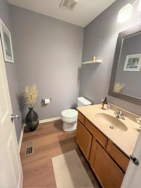 Bath - 852 Beech Dr, Elgin, IL 60120 photo 1 of 3