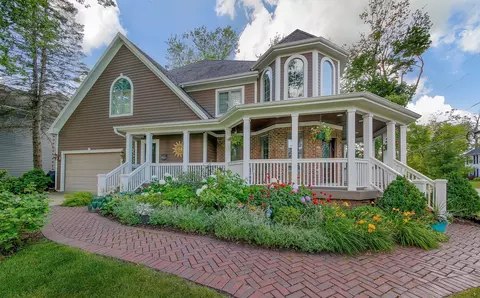 439 Hill Ave, Glen Ellyn, IL 60137