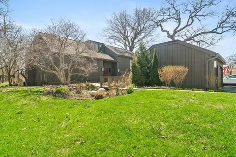 563 Woodview Rd #D, Lake Barrington, IL 60010