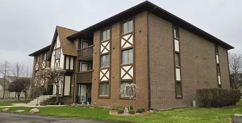 10561 Palos Pl #1D, Palos Hills, IL 60465