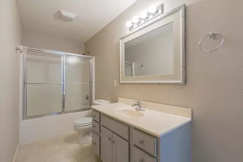 Bath - 3138 Butterfly Dr, Normal, IL 61761 photo 3 of 4