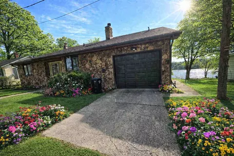 67833 Lake Trail Rd, Lakeville, IN 46536