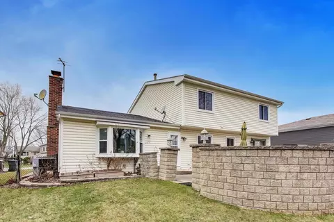 Exterior - 1021 Warwick Cir S, Hoffman Estates, IL 60169 photo 5 of 10