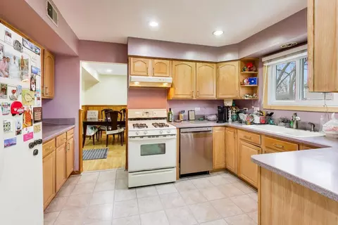 Kitchen - 1021 Warwick Cir S, Hoffman Estates, IL 60169 photo 1 of 6