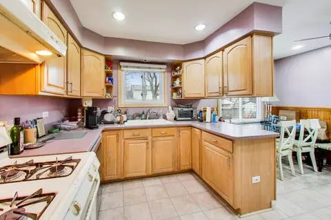 Kitchen - 1021 Warwick Cir S, Hoffman Estates, IL 60169 photo 3 of 6