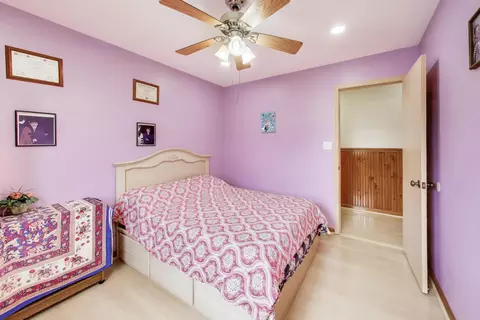 Bedroom - 1021 Warwick Cir S, Hoffman Estates, IL 60169 photo 7 of 11