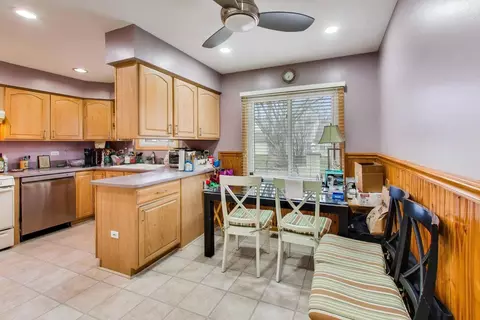 Kitchen - 1021 Warwick Cir S, Hoffman Estates, IL 60169 photo 4 of 6