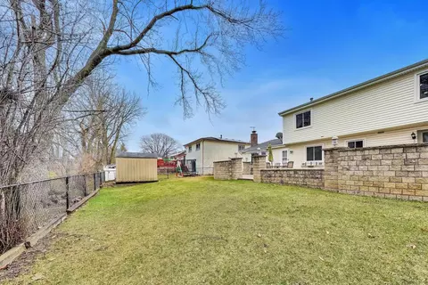 Exterior - 1021 Warwick Cir S, Hoffman Estates, IL 60169 photo 9 of 10