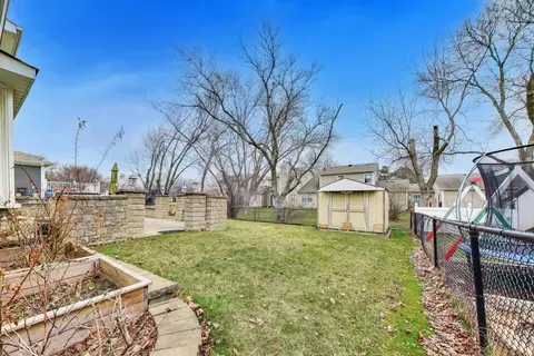 Exterior - 1021 Warwick Cir S, Hoffman Estates, IL 60169 photo 8 of 10