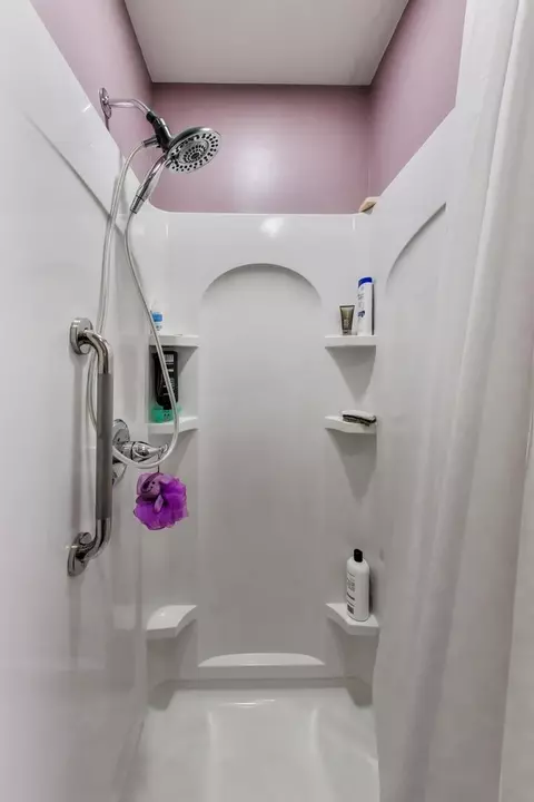 Bath - 1021 Warwick Cir S, Hoffman Estates, IL 60169 photo 2 of 6