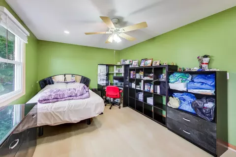 Bedroom - 1021 Warwick Cir S, Hoffman Estates, IL 60169 photo 10 of 11