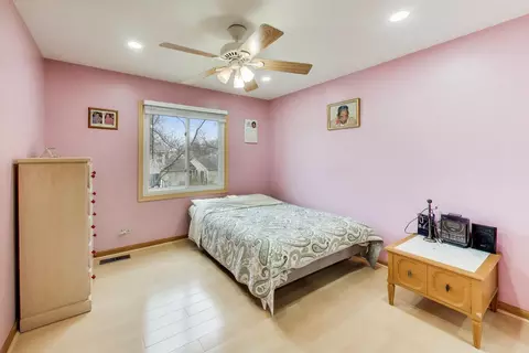 Bedroom - 1021 Warwick Cir S, Hoffman Estates, IL 60169 photo 8 of 11